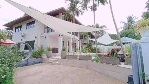 4 bedroom villa with a pool