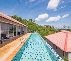Sea view 5 bedroom villa in Maenam