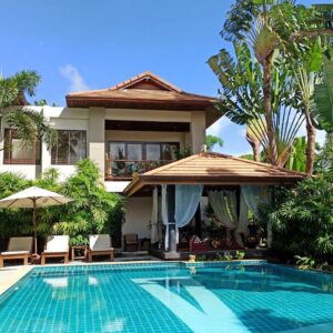 3 bedroom semi-detached villa with a shared pool