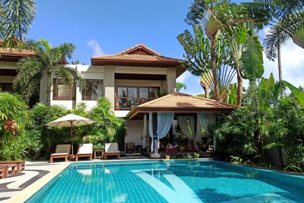 3 bedroom semi-detached villa with a shared pool