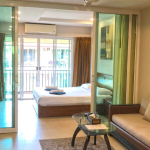 Deluxe 1 bedroom suite with a shared pool