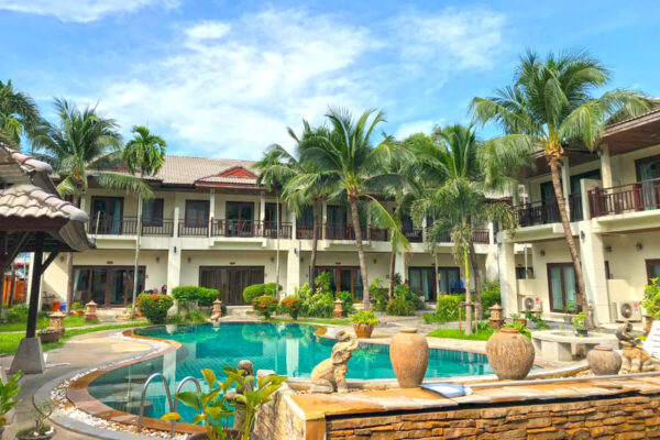 3 bedroom villa with a shared pool
