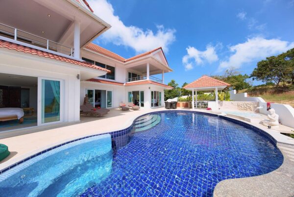Spacious 6 bedroom sea view villa