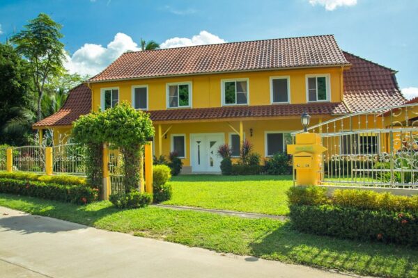 Villa with 19 rooms on a big land plot in the quiet area