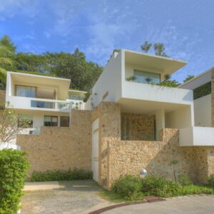 3 bedroom villa with an infinity pool and sea view