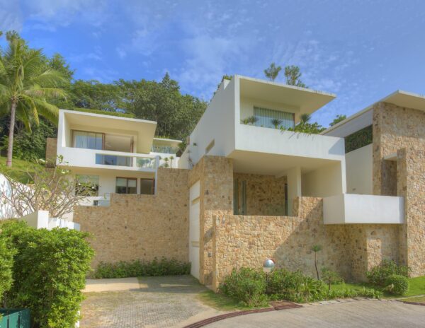 3 bedroom villa with an infinity pool and sea view