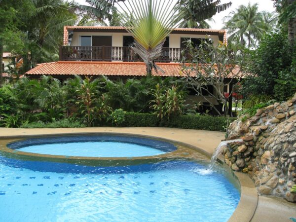 3.5 bedroom villa with a shared pool