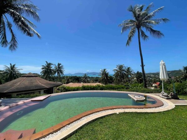 5 bedroom tropical villa with a sea view
